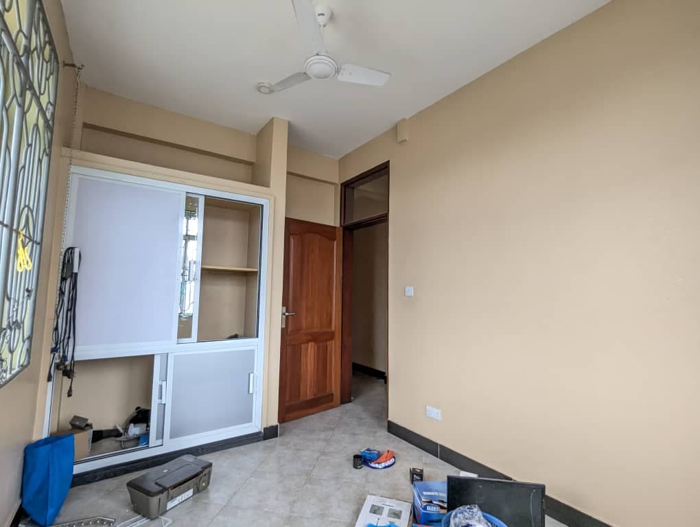 HIZI APARTMENT ZIPO NNE KWENYE COMPAUND MOJA KATI YA IZO MOJA YA FLOOR ...